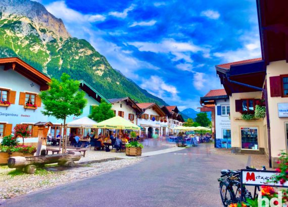 Der Obermarkt in Mittenwald ist eine autofreie Fußgängerzone mit Geschäften und Restaurants - Foto © HD-Panorama