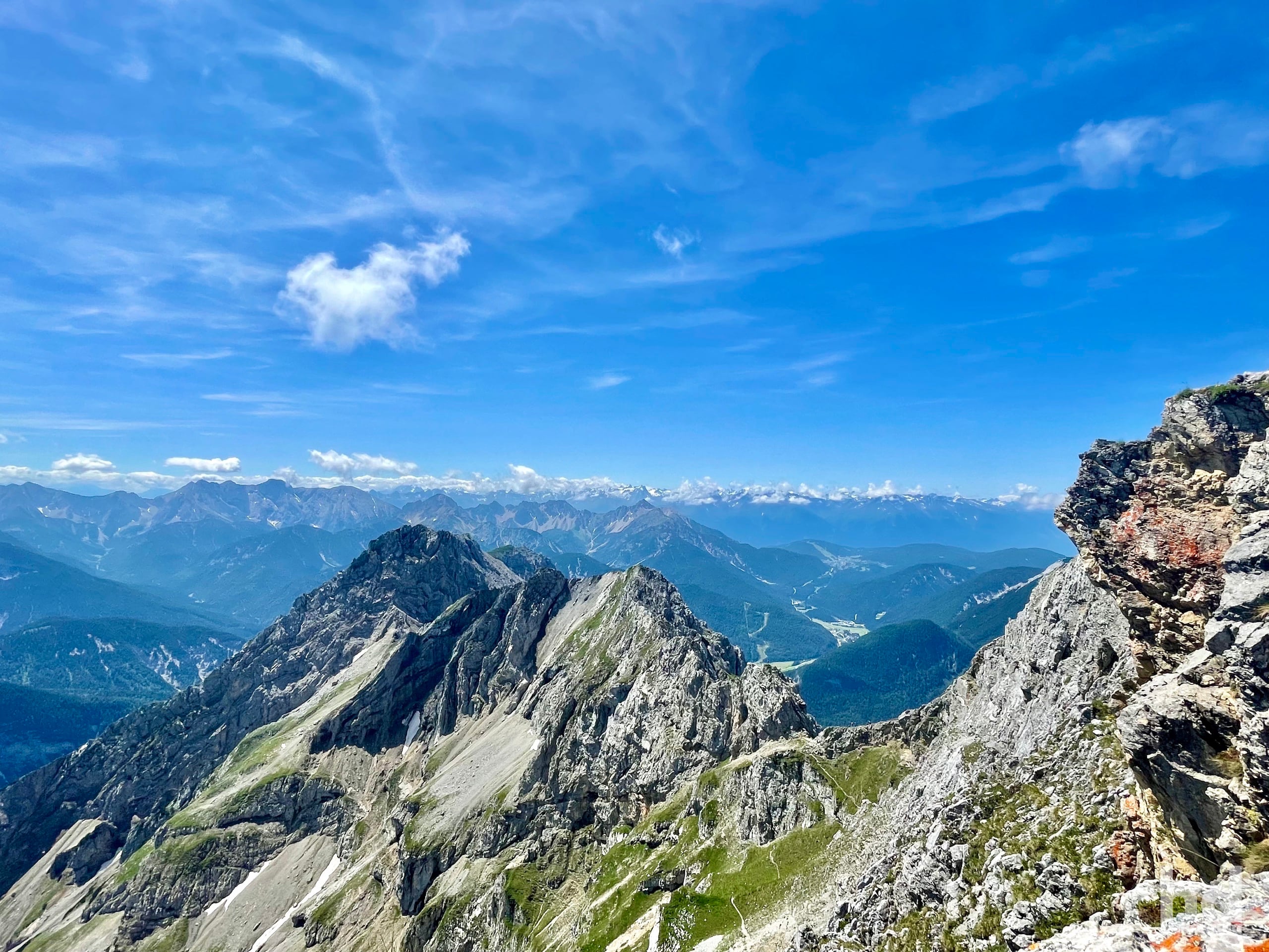 Von der Bergspitze betrachtet einige Bergspitzen des Karwendelgebirges (Blickrichtung Nord/Nord-Ost)