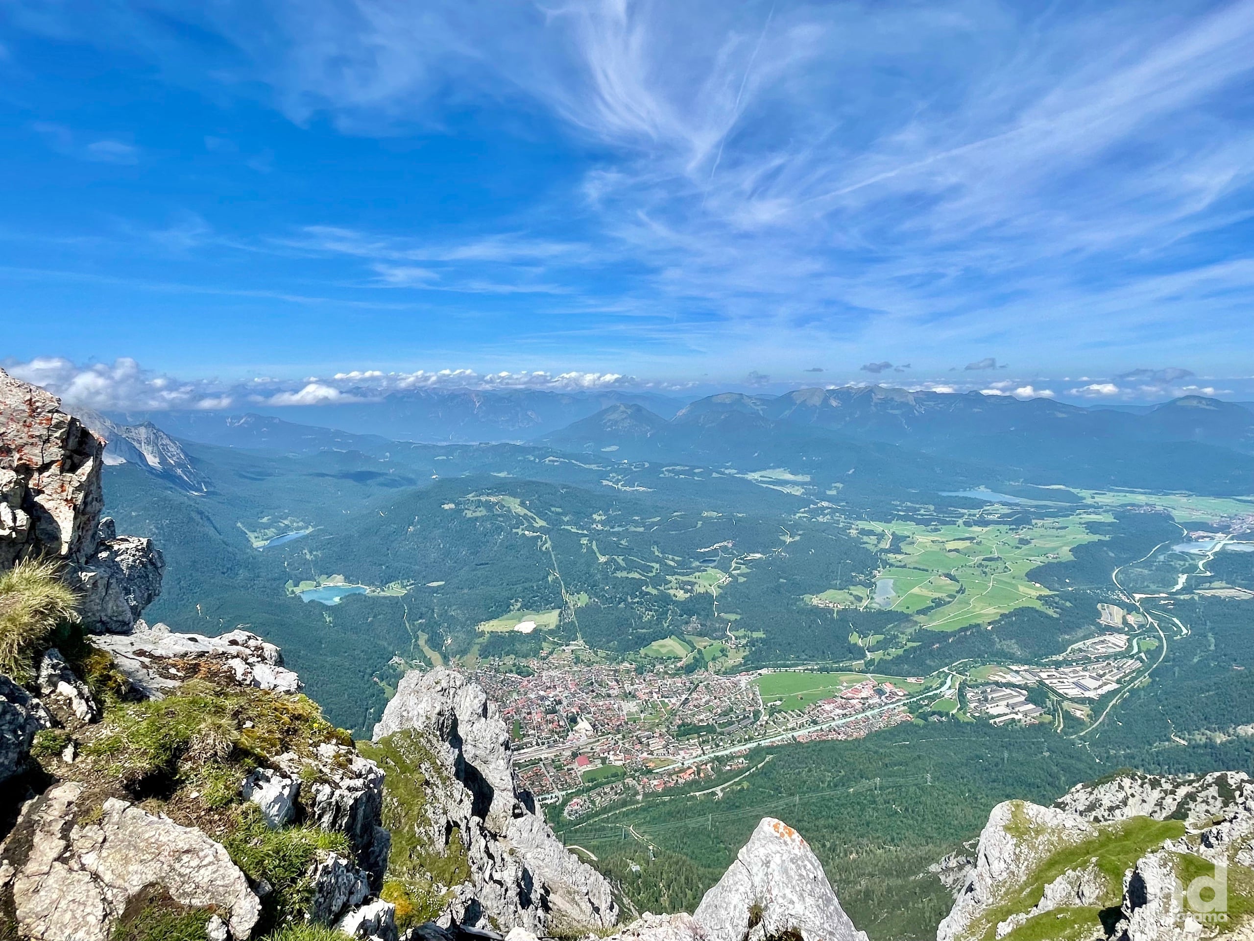 Mittenwald von oben, betrachtet von der westl. Karwendelspitze (Höhenunterschied ca. 1.400 m)