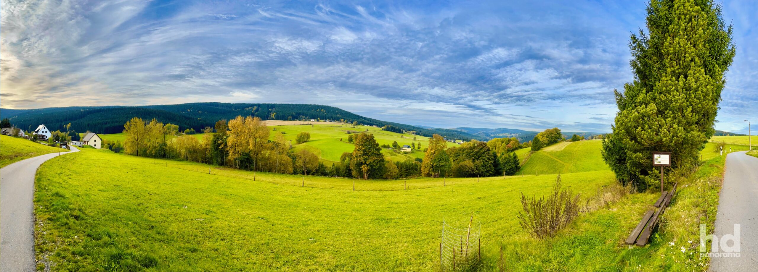 Wiesen, Felder und Wälder prägen die Landschaft (Breitenbrunn, Erzgebirge)